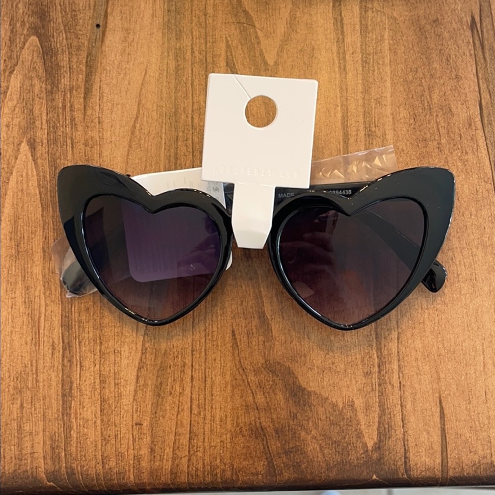 HEART SUNGLASSES 🖤 NWT!
